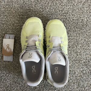 on cloud 5 womens size 7.5 hay/frost